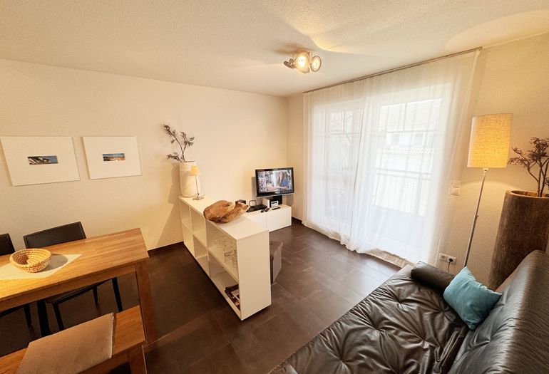 Wohnzimmer mit Esstisch und Couch