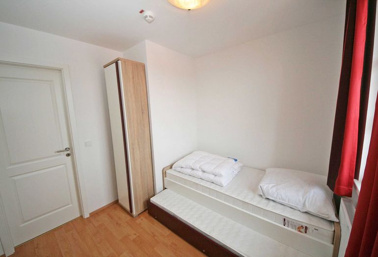 2. Schlafzimmer mit Kleiderschrank 2. Schlafzimmer mit Kleiderschrank