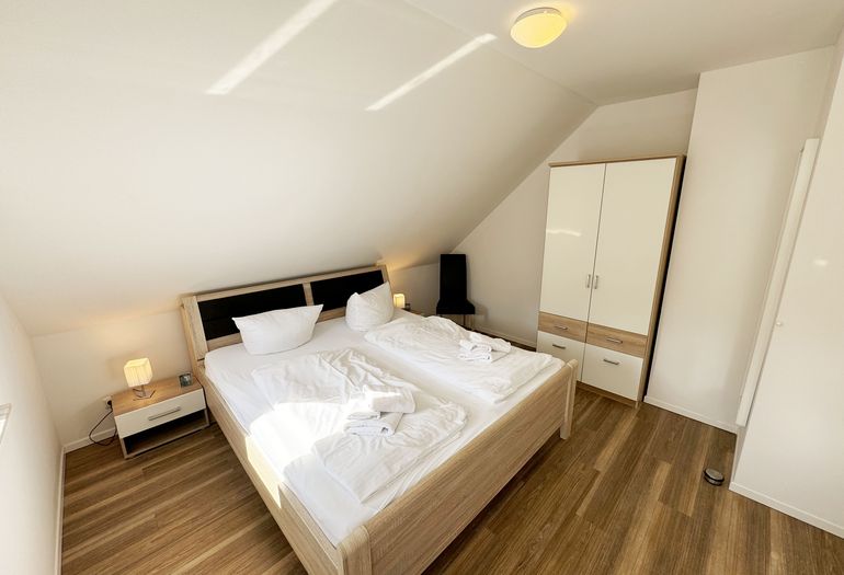1. Schlafzimmer mit Kleiderschrank