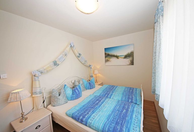 Schlafzimmer mit Doppelbett