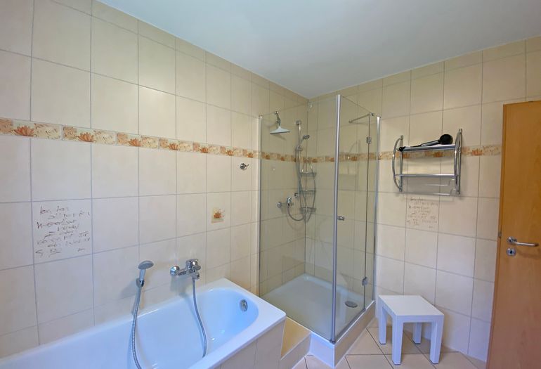 Badezimmer mit Badewanne