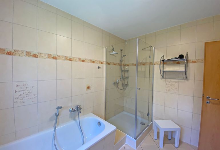 Badezimmer mit Badewanne Badezimmer mit Badewanne