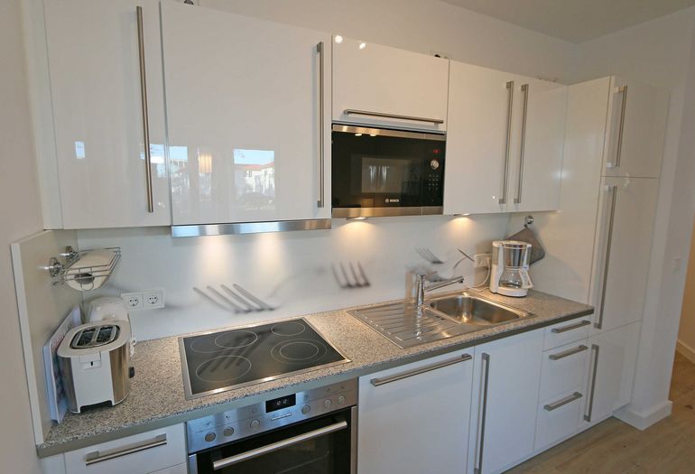 Küchenzeile mit modernen Geräten Küchenzeile mit modernen Geräten