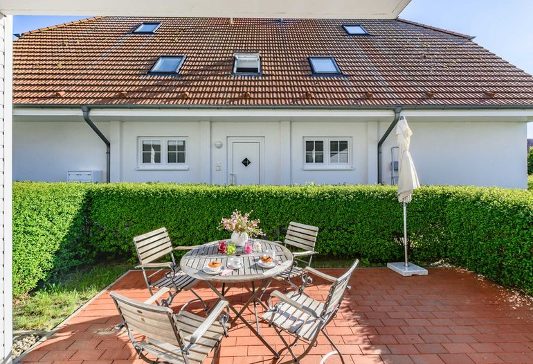 Terrasse durch eine Hecke geschützt