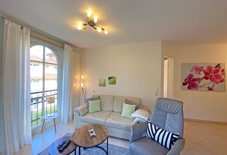 Wohnzimmer mit Relax Sessel und Couch