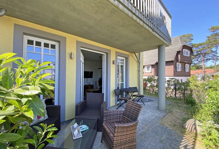 bestuhlte Terrasse mit Blick ins Grüne bestuhlte Terrasse mit Blick ins Grüne