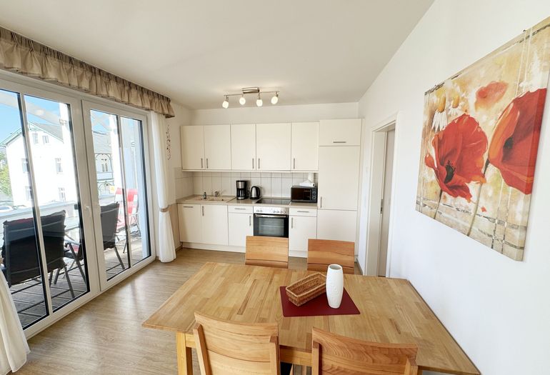 Villa Annika Whg. 06 - Esstisch und moderne Küchenzeile