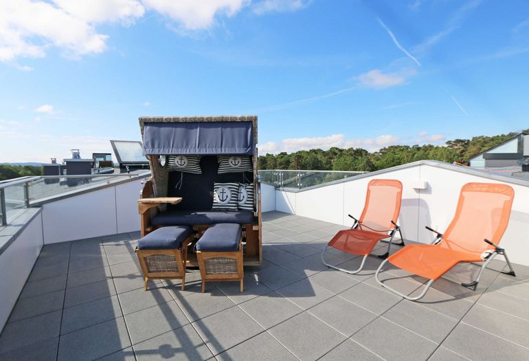Dachterrasse mit Strandkorb und Liegen Dachterrasse mit Strandkorb und Liegen
