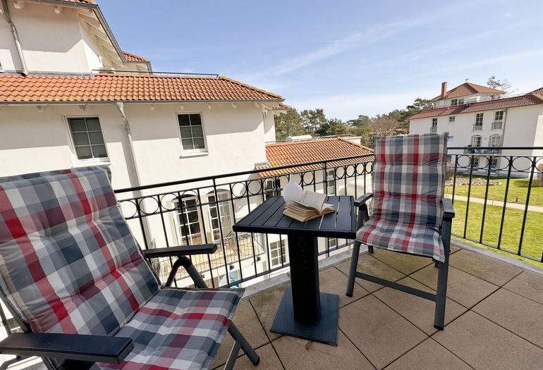bestuhlter Ostbalkon