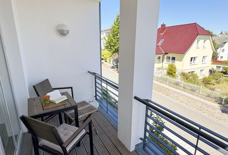 bestuhlter Balkon mit Aussicht