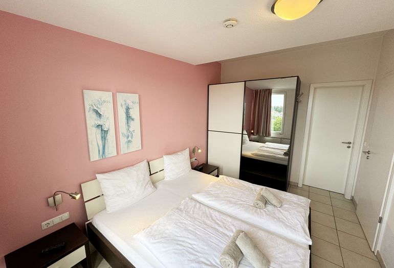 Schlafzimmer mit Doppelbett