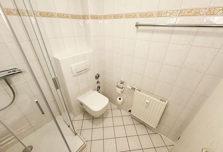 gefliestes Badezimmer gefliestes Badezimmer