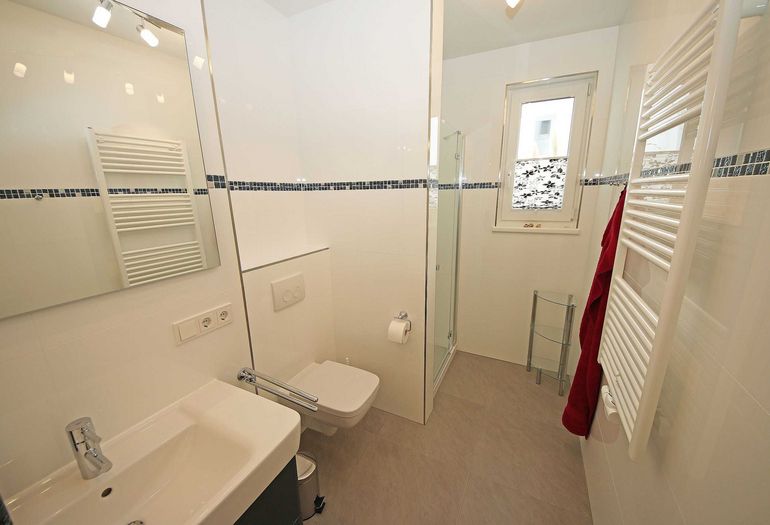 helles Badezimmer mit Dusche helles Badezimmer mit Dusche