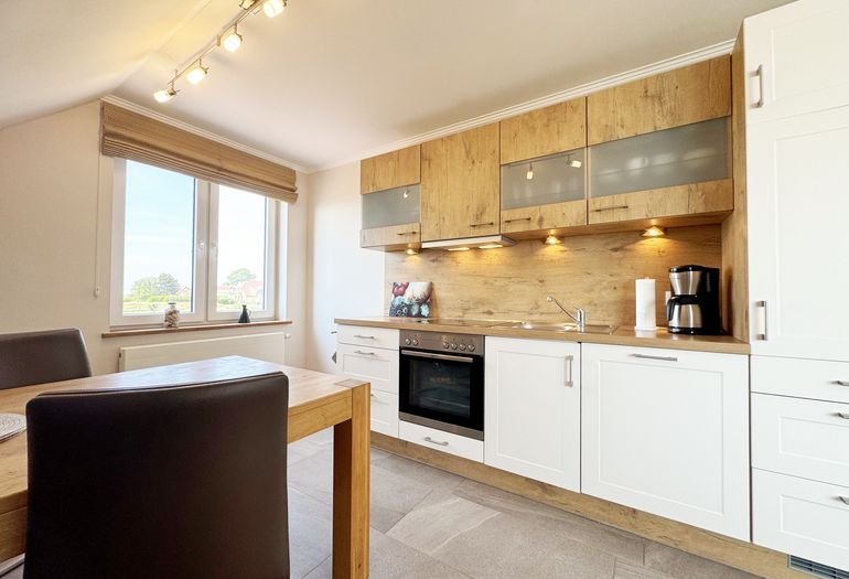 moderne Küchenzeile mit diversen Küchenutensilien moderne Küchenzeile mit diversen Küchenutensilien