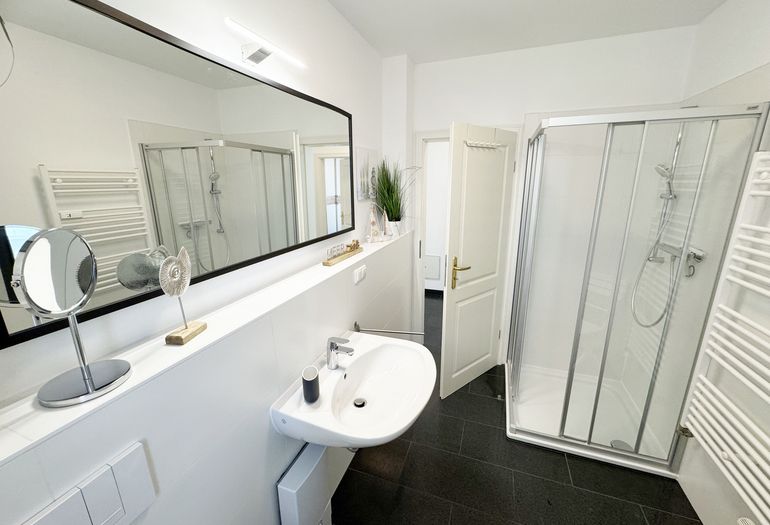 Badezimmer mit Dusche Badezimmer mit Dusche