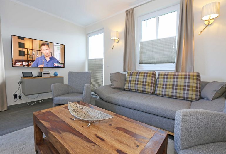 Wohnzimmer mit Couch und TV Wohnzimmer mit Couch und TV