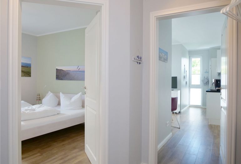 Villa Antje Whg. 05 Flur mit Blick Schlafzimmer und Wohnzimmer Villa Antje Whg. 05 Flur mit Blick Schlafzimmer und Wohnzimmer