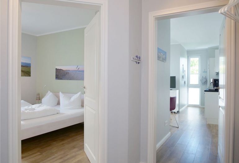 Villa Antje Whg. 05 Flur mit Blick Schlafzimmer und Wohnzimmer Villa Antje Whg. 05 Flur mit Blick Schlafzimmer und Wohnzimmer