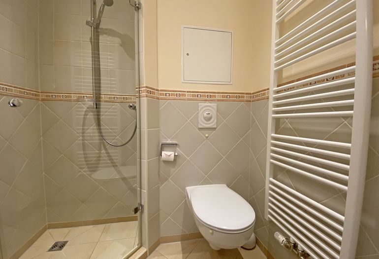 Badezimmer mit Dusche und Handtuchheizkörper Badezimmer mit Dusche und Handtuchheizkörper