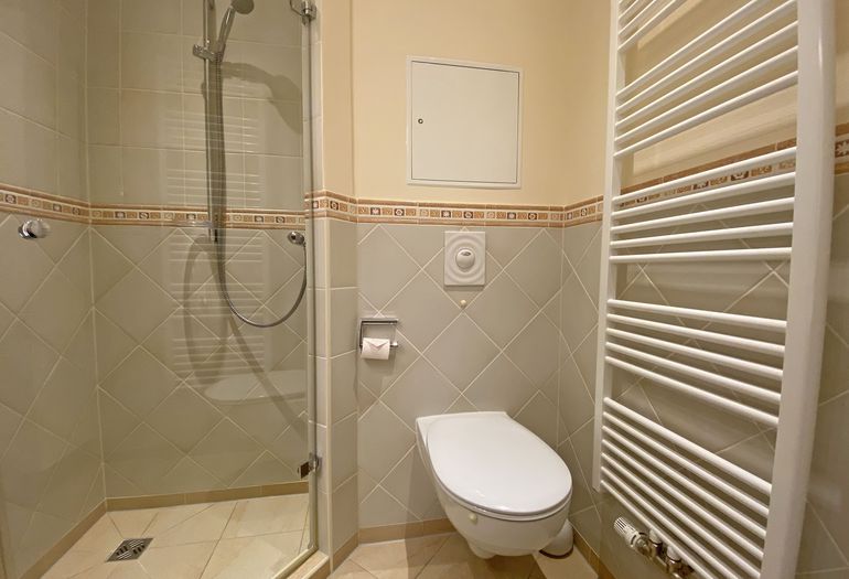 Badezimmer mit Dusche und Handtuchheizkörper Badezimmer mit Dusche und Handtuchheizkörper