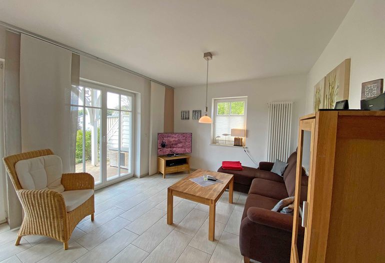 Wohnzimmer mit Couch und Stuhl