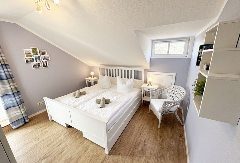 1. Schlafzimmer mit Doppelbett und Kleiderschrank