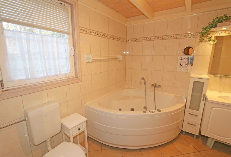 Badezimmer mit Wanne