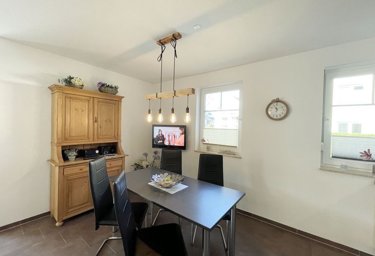 Essbereich mit Stühlen