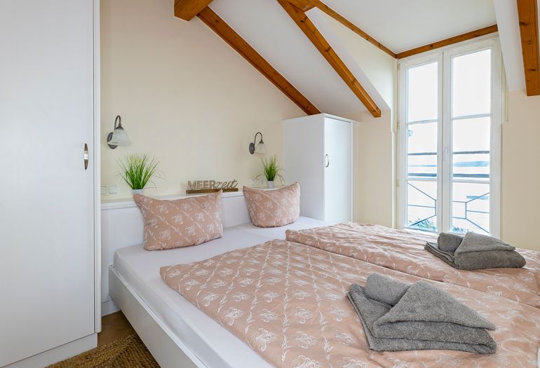 2. Schlafzimmer mit Doppelbett