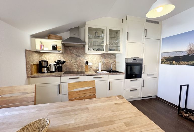 Küchenzeile mit diversen Küchenutensilien