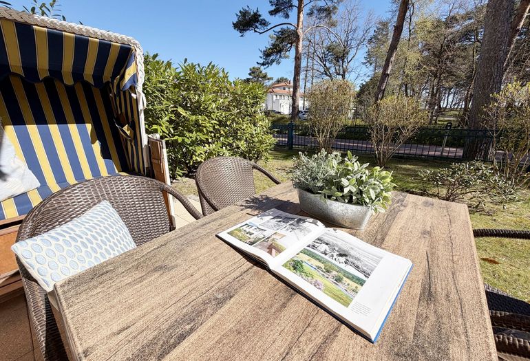 bestuhlte Terrasse mit Strandkorb bestuhlte Terrasse mit Strandkorb
