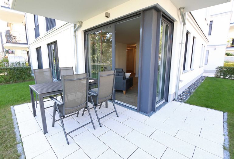 bestuhlte Terrasse mit Blick ins Grüne