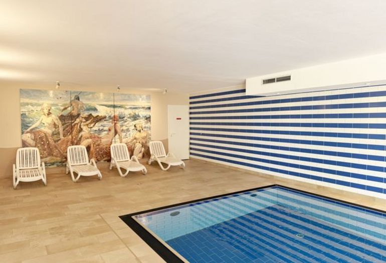 Wellnessbereich mit Pool und Liegen Wellnessbereich mit Pool und Liegen