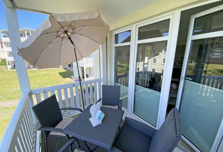 bestuhlter Balkon vom Wohnzimmer begehbar bestuhlter Balkon vom Wohnzimmer begehbar