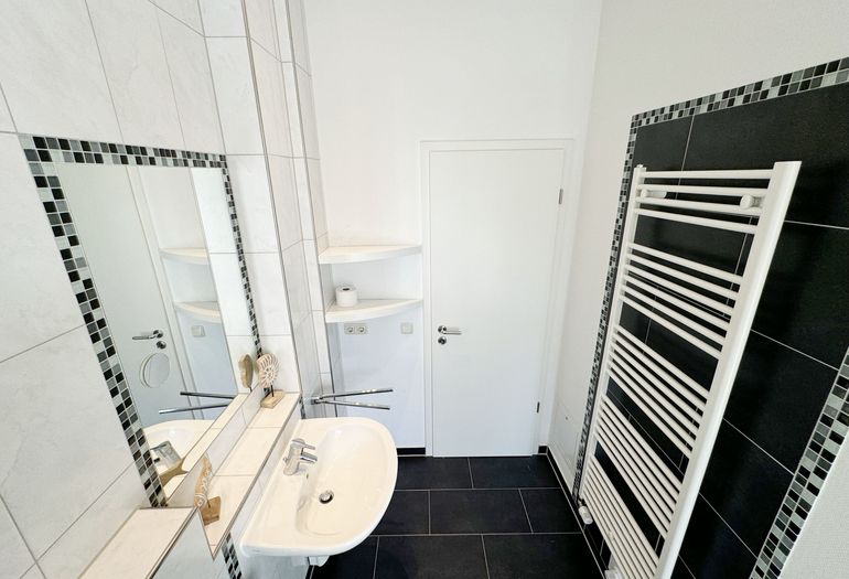 gefliestes Badezimmer gefliestes Badezimmer