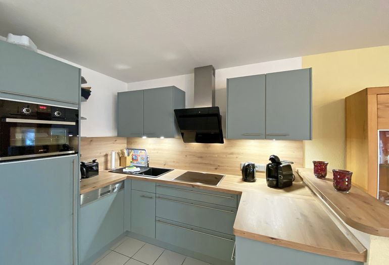 Küchenzeile mit Backofen