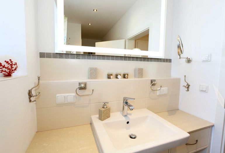 Badezimmer mit Waschbecken Badezimmer mit Waschbecken