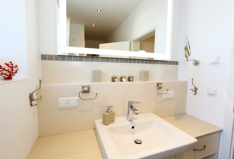 Badezimmer mit Waschbecken Badezimmer mit Waschbecken