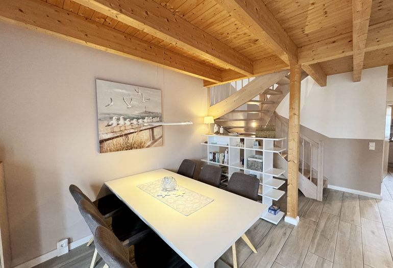 Ferienhaus Ilsebill - Essplatz mit Blick auf die Treppe