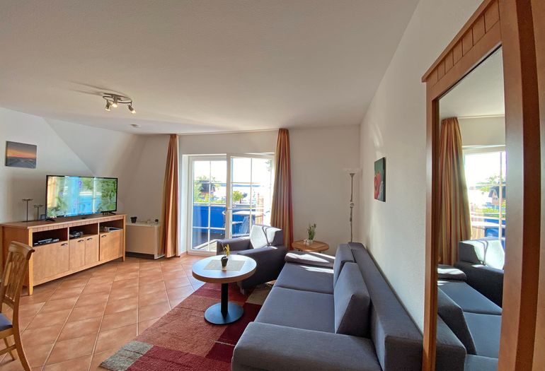 Wohnzimmer mit gemütlicher Couch