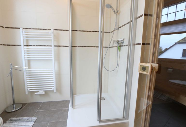 Badezimmer mit großer Dusche