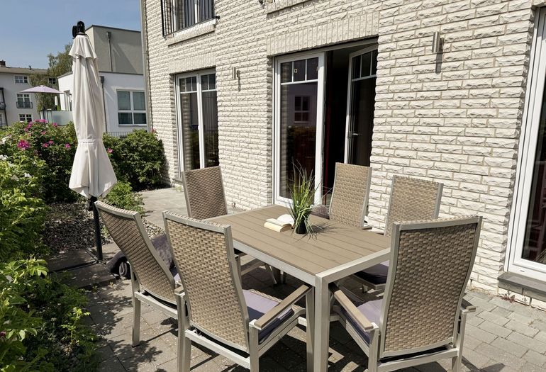 Verschiedene Ansichten von der bestuhlten Terrasse