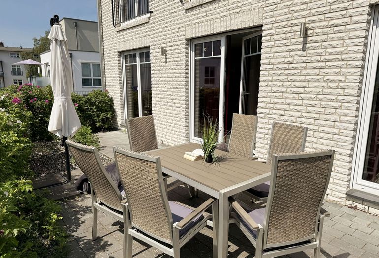 Verschiedene Ansichten von der bestuhlten Terrasse