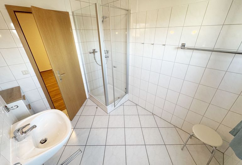Badezimmer mit Dusche
