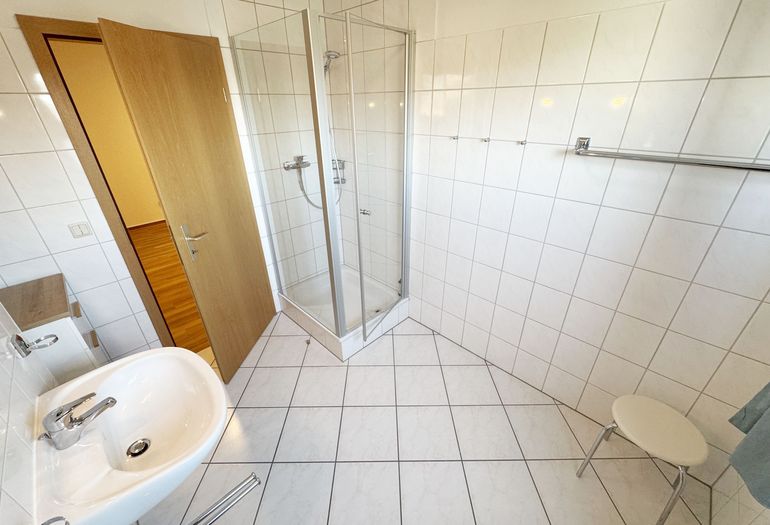 Badezimmer mit Dusche Badezimmer mit Dusche