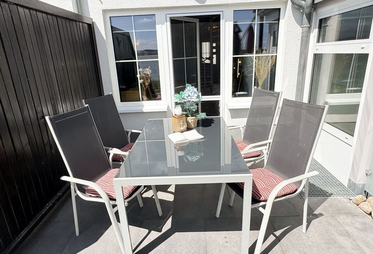 bestuhlte Terrasse mit Seeblick bestuhlte Terrasse mit Seeblick