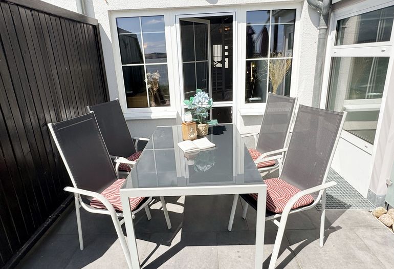 bestuhlte Terrasse mit Seeblick