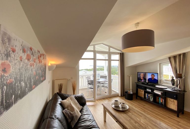 Wohnzimmer mit gemütlicher Couch Wohnzimmer mit gemütlicher Couch