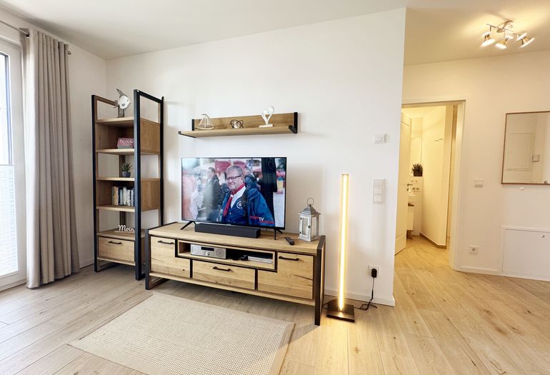 gemütlicher Wohnbereich mit Smart-TV