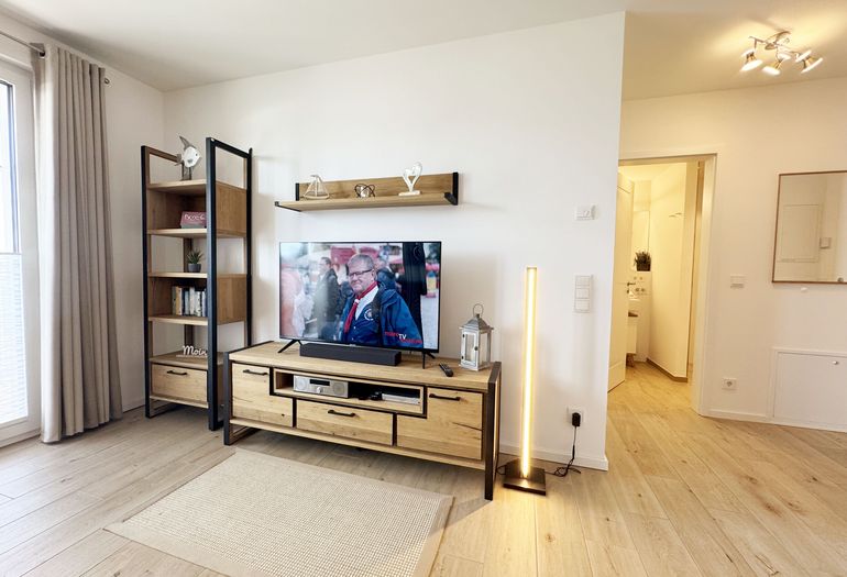 gemütlicher Wohnbereich mit Smart-TV